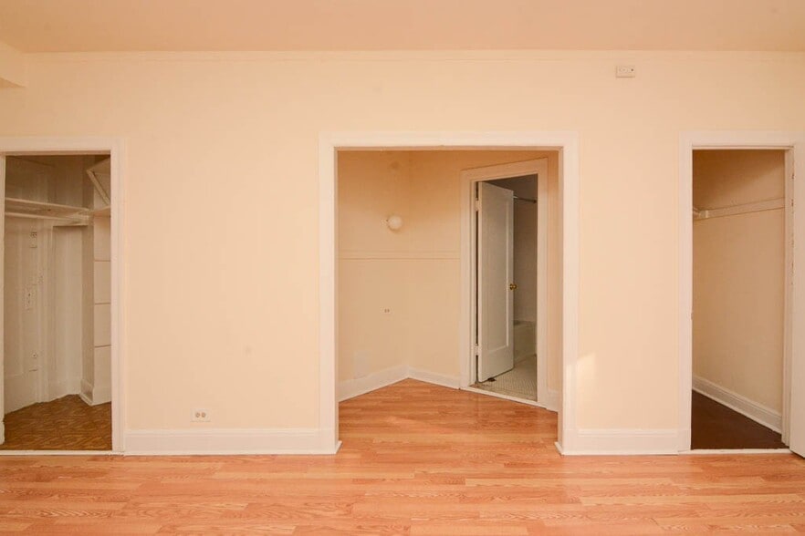 Building Photo - 3335 W Diversey Ave