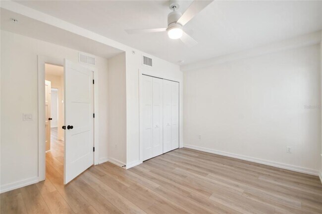 Building Photo - 1602 Park Lake St