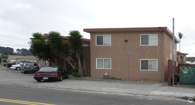 Building Photo - Tiki Apartments