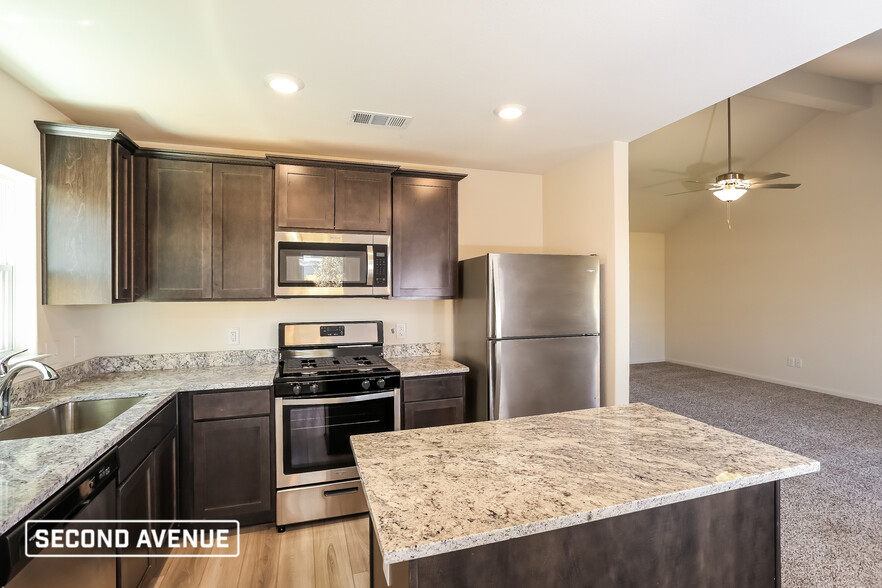 Building Photo - 1421 Sunkiss Dr