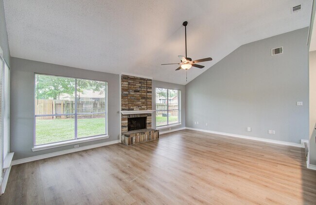 Building Photo - 13215 Bunker Hill Dr