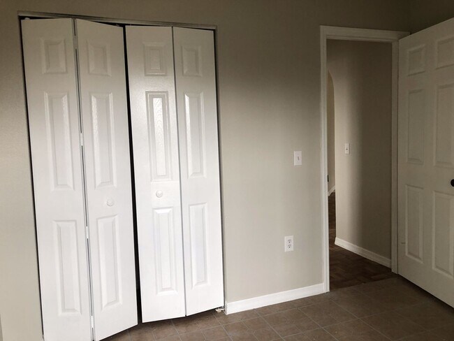 Building Photo - 3 Bed 2 Bath Home | Pet Friendly with Fenced Yard | Washer Dryer Hook Ups | Section 8 Welcome