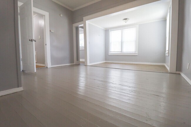 Building Photo - E 4th Street Duplex