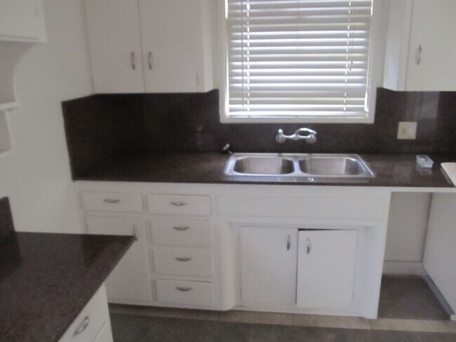 Building Photo - Sycamore (610-612) East