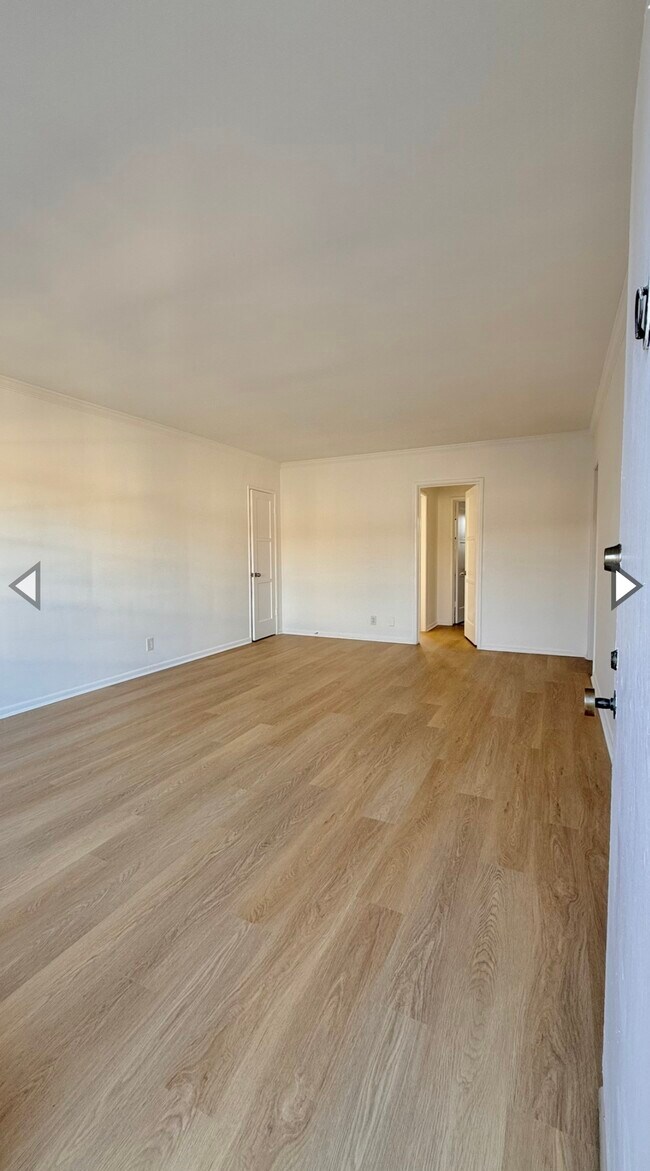 Building Photo - 200 S Sycamore Ave