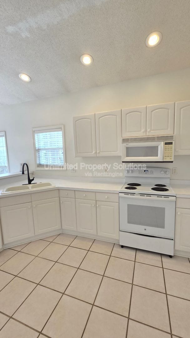 Building Photo - 426 Lansdowne Rd