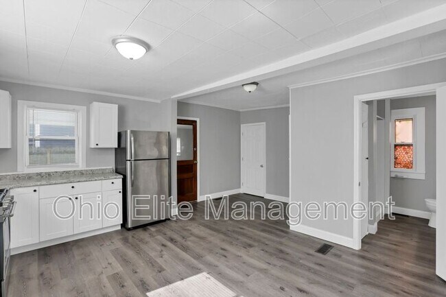 Building Photo - 341 E Markison Ave