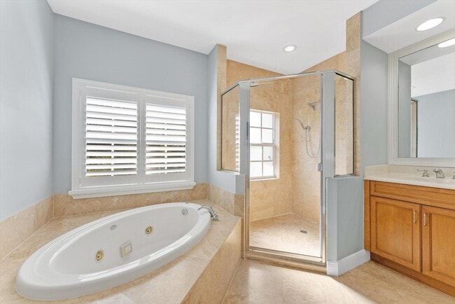 Building Photo - 604 NE Francesca Ln