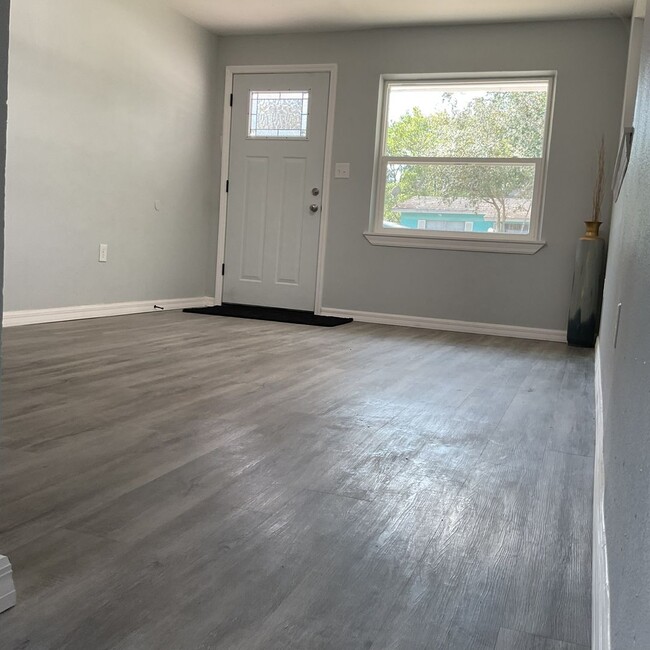 Building Photo - GORGEOUS 3BR/1BA Block Home! NO APPLICATIO...