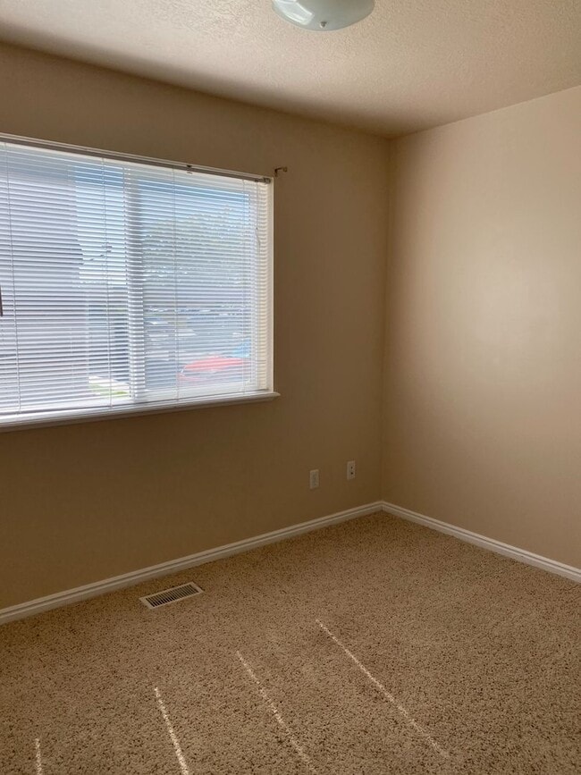 Building Photo - BRENTWOOD CONDO 2 BED 1 BATH