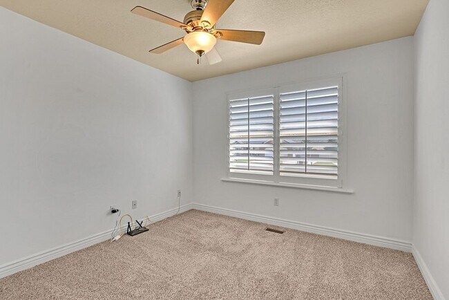 Building Photo - 2093 E View Dr