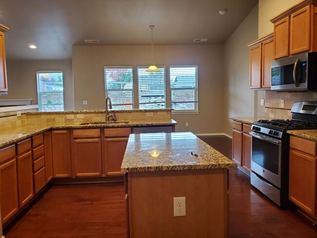 Building Photo - Must See Craftsman Style Home in Desirable West Salem Neighborhood