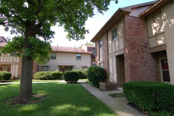 Building Photo - Private Reserve Townhomes