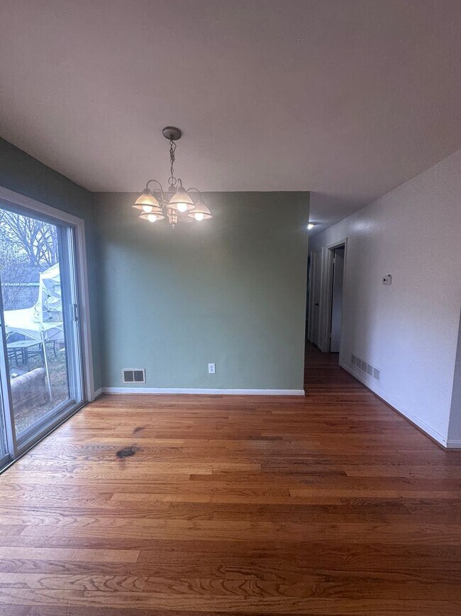 Building Photo - 3 bed, 2 full bath House in 40218 - $2,100/month