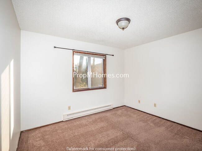 Building Photo - One Bedroom Hawthorne Apartment w/ Secure ...