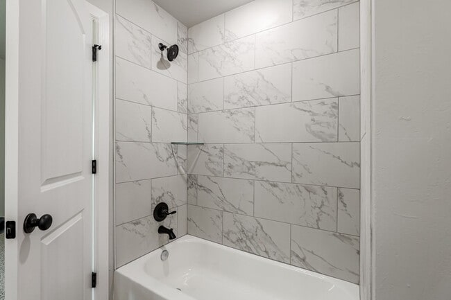 Building Photo - 710 League Cir