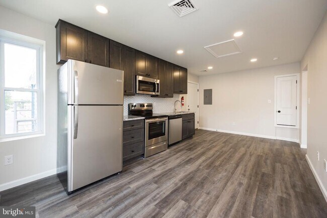 Building Photo - 14 S 4th Ave