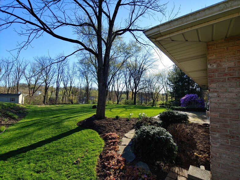 Building Photo - 325 Fairview Dr