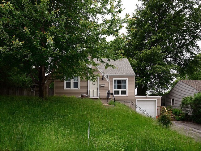 Building Photo - 2108 S 46th St