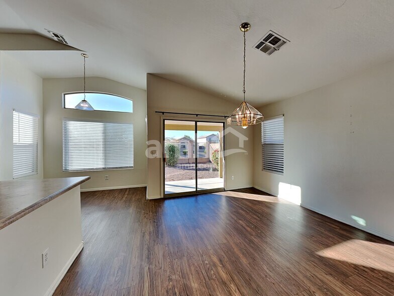 Building Photo - 15827 W Monroe St