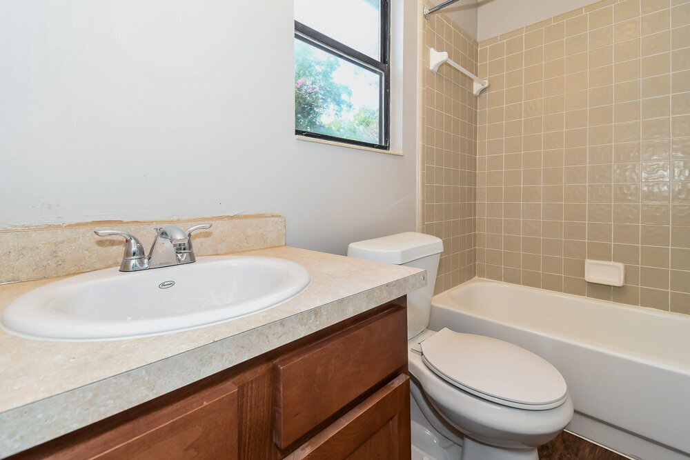 Building Photo - 1384 Rose Hill Dr E