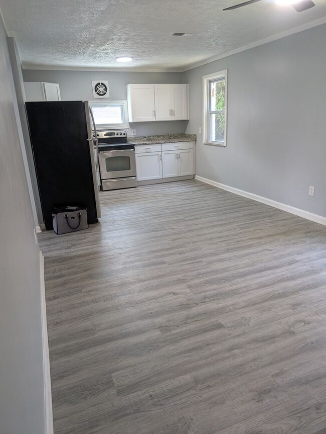 Building Photo - Spacious 5BR 2BA SFR w/ In-Unit W/D • Off Street Parking in Euclid