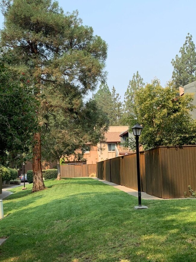 Building Photo - Adorable 3 Bed 1.5 Bath Covell Commons Condo ( fall Rental )