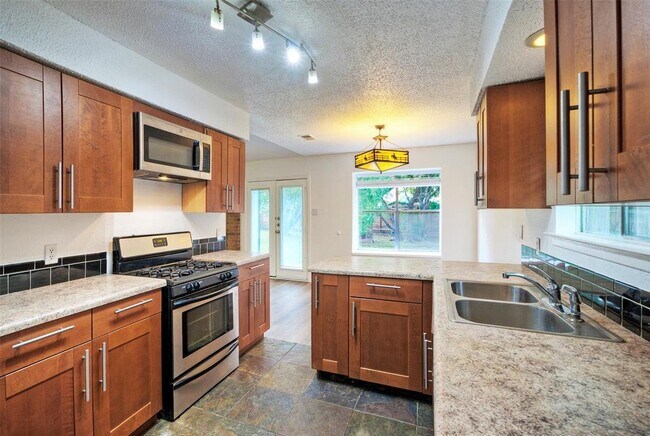 Building Photo - 702 Twin Oak Trail