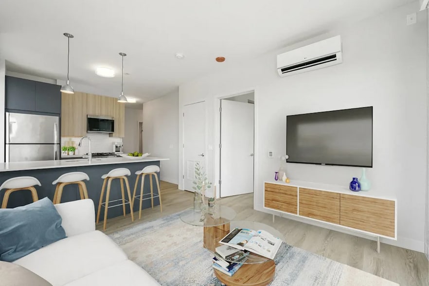 Building Photo - 630 N May St