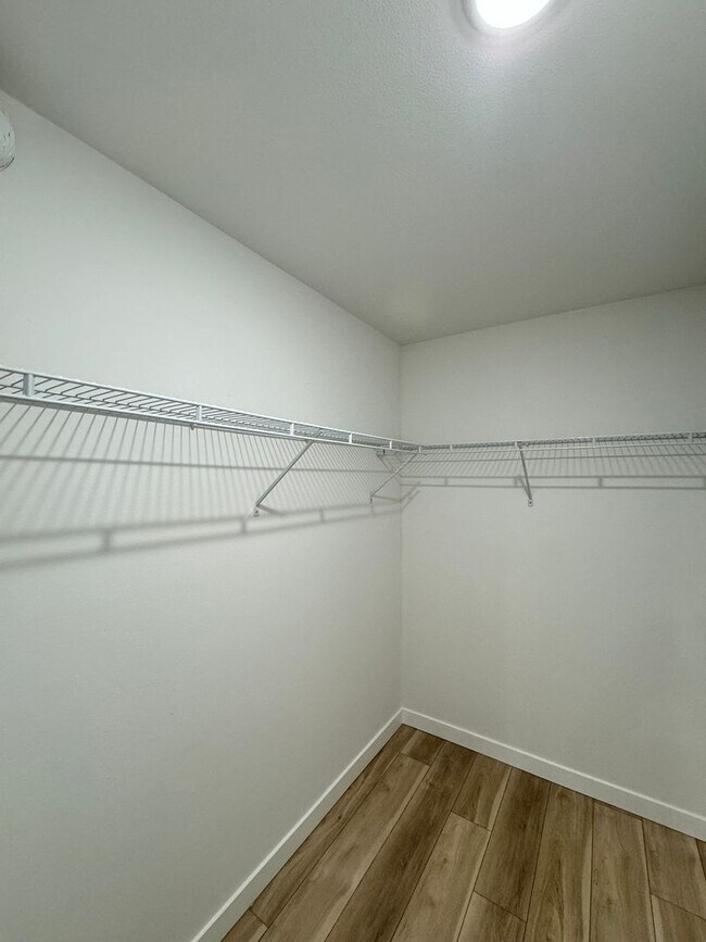 Building Photo - 3B3B cozy townhome