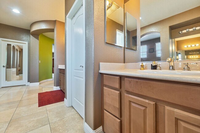 Building Photo - 9952 Spring View Way