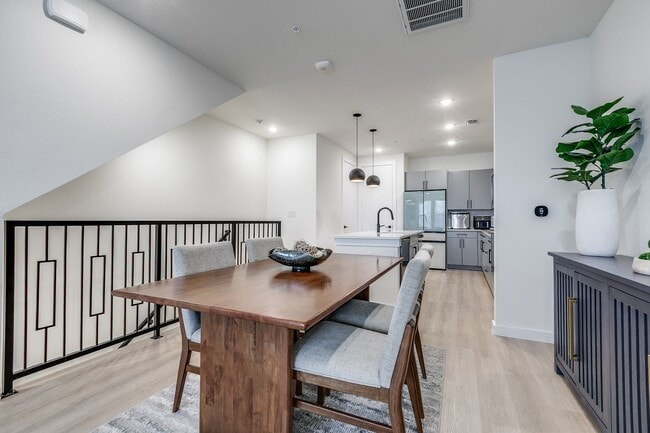 Building Photo - LUXURY 3-BEDROOM TOWNHOUSE AT GRAYSON HOUSE