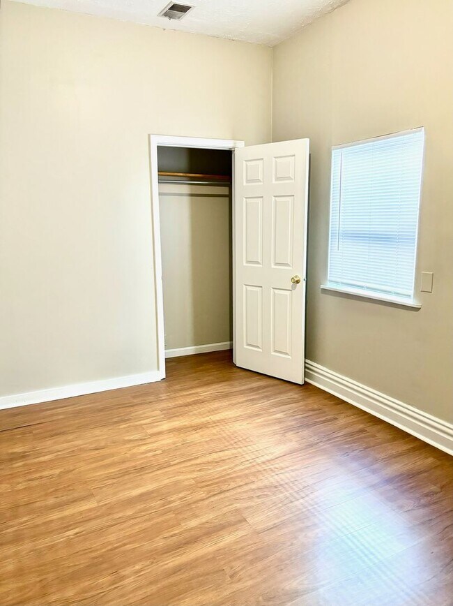 Building Photo - Spacious 4 bedroom in Portland-Section 8 Accepted **1/2 off first months rent**