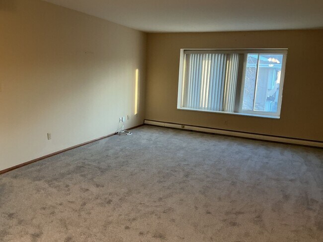 Building Photo - Spacious 2BR/1.5BA 2nd Floor Apartment in Brown Deer – Heat & Hot Water Included, Pool & Undergro...