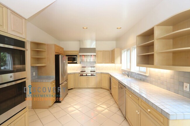 Building Photo - Traditional Six Bedroom Home with Exceptional SF Bay Views with In Law Unit