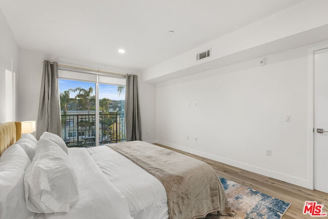 Building Photo - 4806 Sylmar Ave