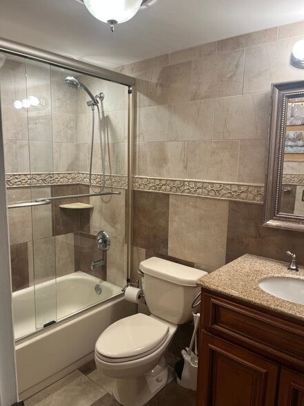 Bathroom - 4143 N Ocean Blvd