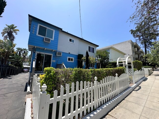 Building Photo - PRE LEASING - Corner 1 Bedroom Apartment in Los Feliz!