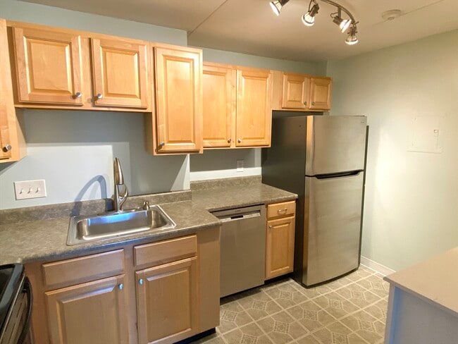 Building Photo - 573 Broad St