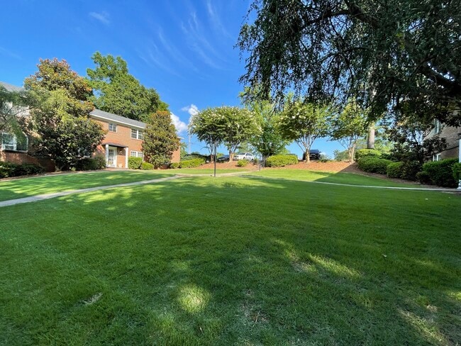 Courtyard - 1900 Courtney Dr
