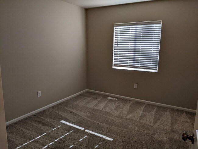 Building Photo - 4/2.5 Townhouse for rent in DuPont!