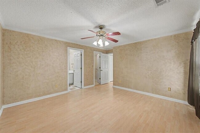 Building Photo - 2025 Baramore Oaks Dr