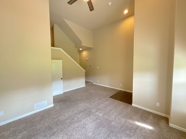 Building Photo - 3 Bedroom Townhome Available Near Dublin B...