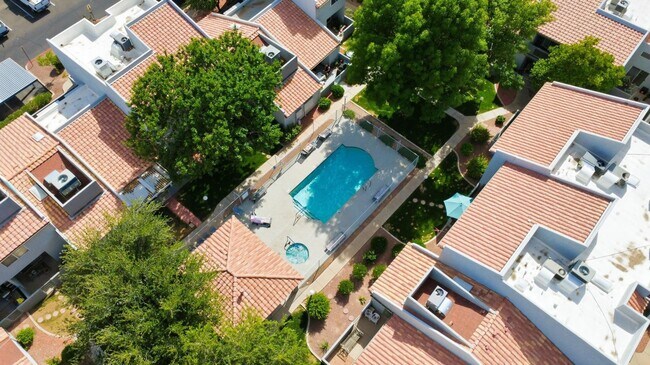 Building Photo - Fully Updated 2 Bed Mesa Condo | Quartz Counters + Pool & Spa