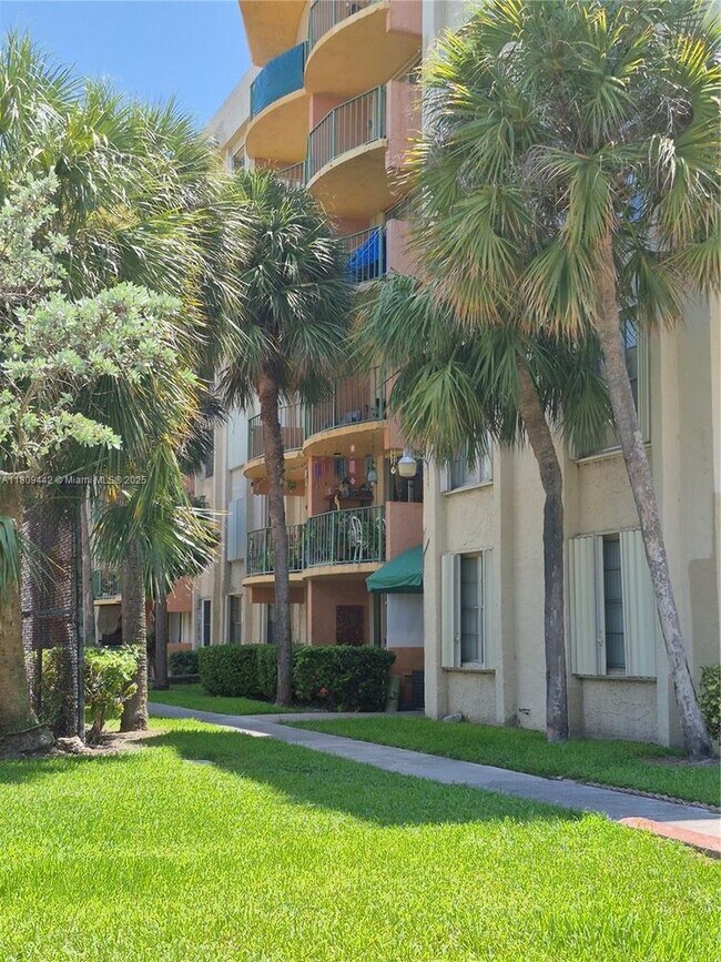 Primary Photo - 9320 Fontainebleau Blvd