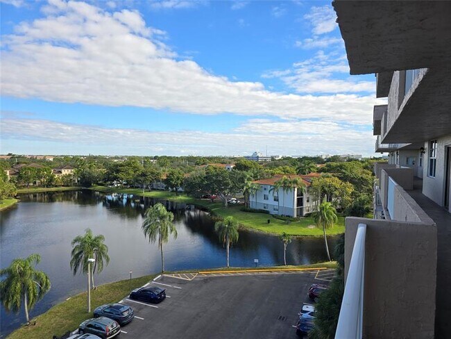 Building Photo - 250 Jacaranda Dr