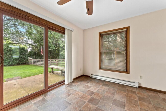 Building Photo - Perfect Townhome with Garage. PETS WELCOME