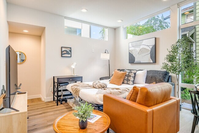 Building Photo - 1600 S Washington St