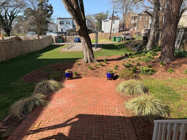 Building Photo - Beautifully Renovated Swansboro Home
