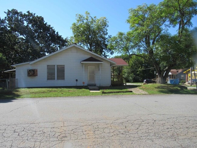 Building Photo - 2022 N Magnolia St